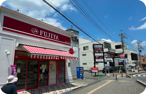 左手に不二家のお店