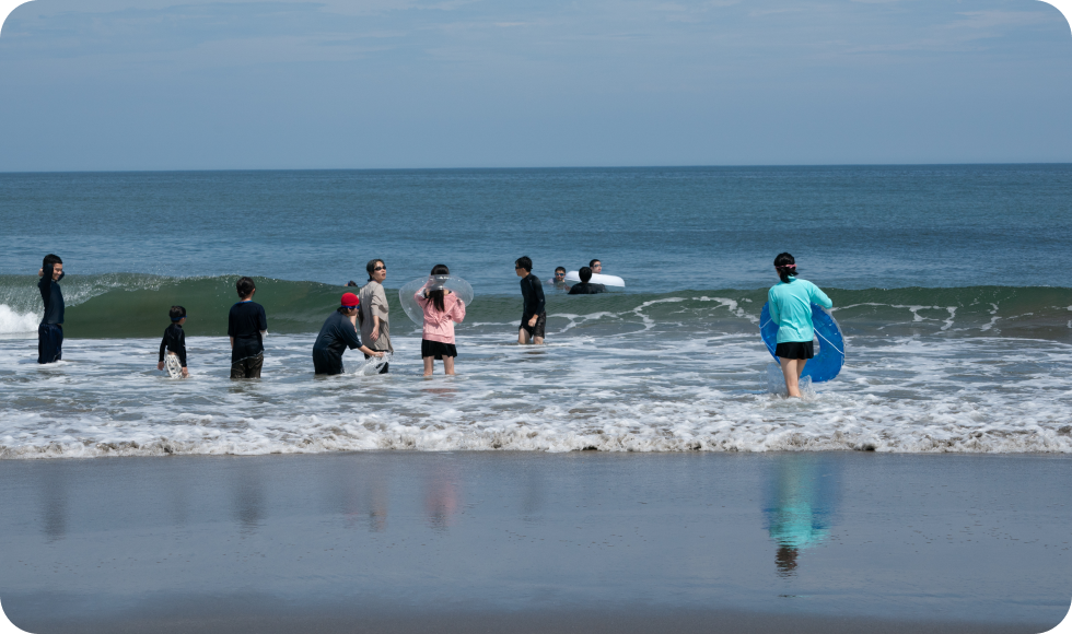 海に入って遊ぶ子供達