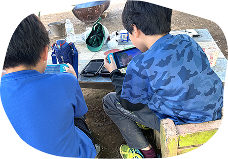 大きな池を見ている子供たち